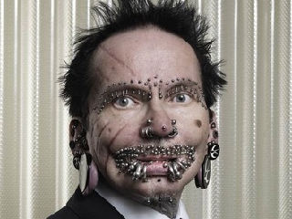 世界上身上穿孔最多的男性