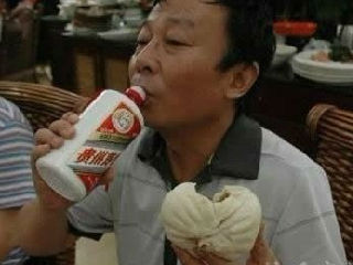 喝茅台吃包子