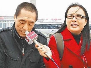 张艺谋被记者的话筒戳到嘴巴