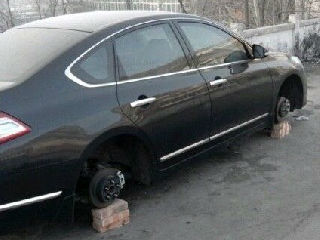 车轮子都被偷走了