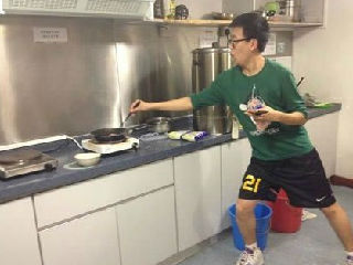 男人炒菜就是这样的