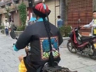清朝僵尸骑摩托车