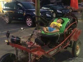开拖拉机的小孩
