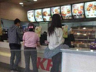 美女掀裙子买KFC
