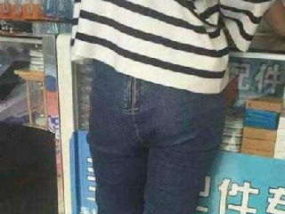 美女裤子穿反了