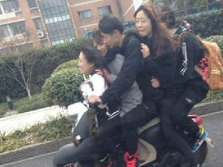 帅哥摩托车超载美女