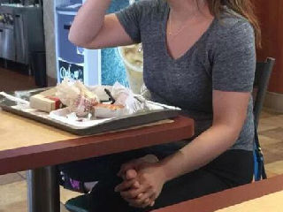 美女吃KFC抠脚底