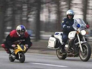 和警车比赛