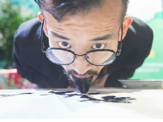 用舌头画画