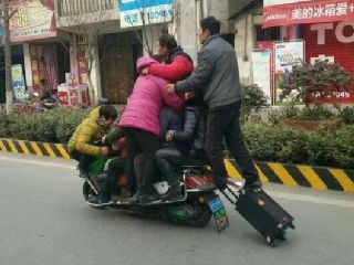 牛逼的摩托车超载